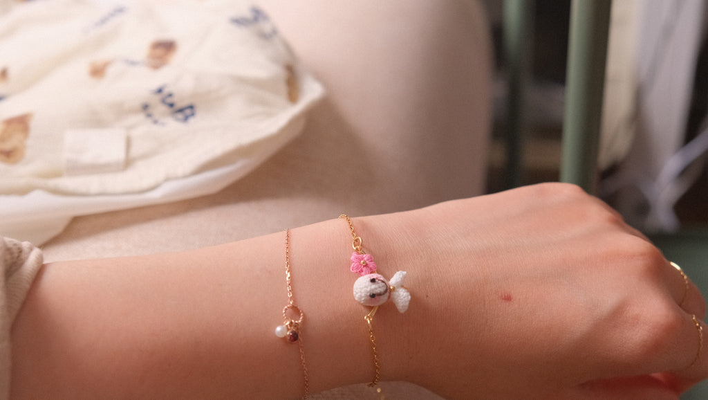 鈎織晴天娃娃小花手鏈・療癒祈願手作 Handmade Crochet Teru Teru Bozu & Flower Bracelet – Whimsical Wish Design