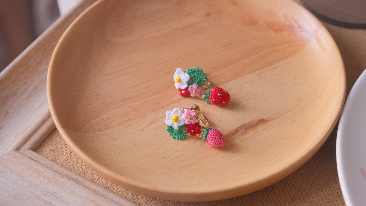 鈎織士多啤梨白花耳環・清新自然手作(耳針/耳夾可選) Handmade Crochet White Strawberry Blossom Earrings – Natural Botanical Design (Post or Clip-On)
