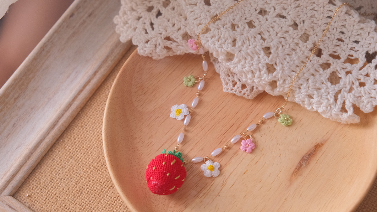 鈎織大士多啤梨白花頸鏈・清新甜美手作 Handmade Crochet Large Strawberry & Blossom Necklace – Natural Sweet Design