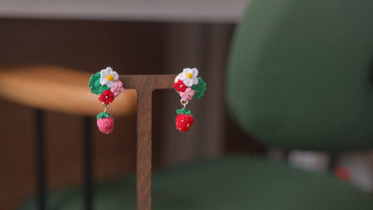 鈎織士多啤梨白花耳環・清新自然手作(耳針/耳夾可選) Handmade Crochet White Strawberry Blossom Earrings – Natural Botanical Design (Post or Clip-On)