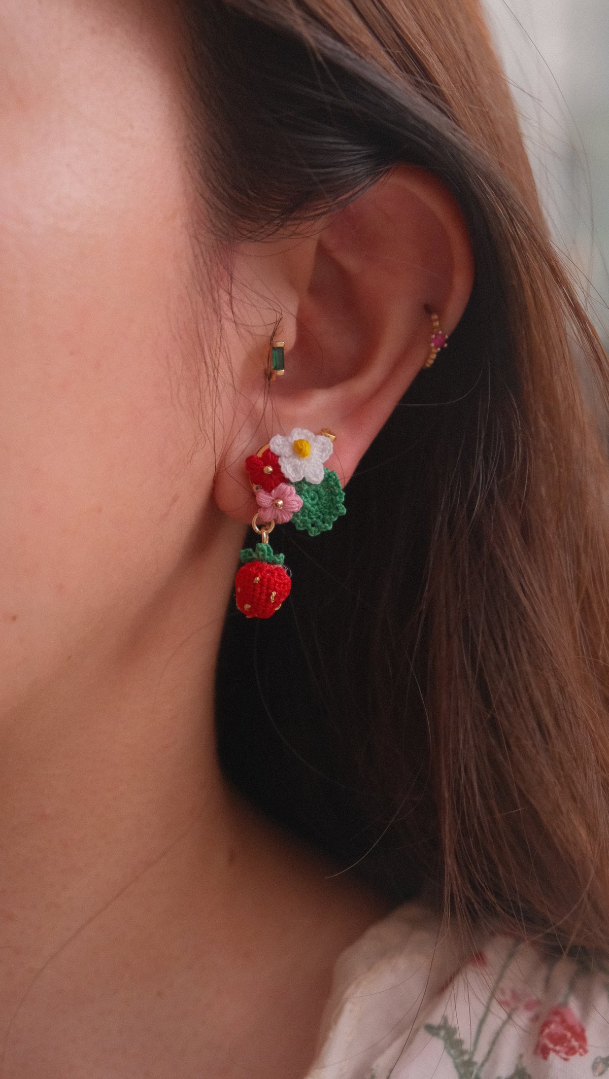 鈎織士多啤梨白花耳環・清新自然手作(耳針/耳夾可選) Handmade Crochet White Strawberry Blossom Earrings – Natural Botanical Design (Post or Clip-On)