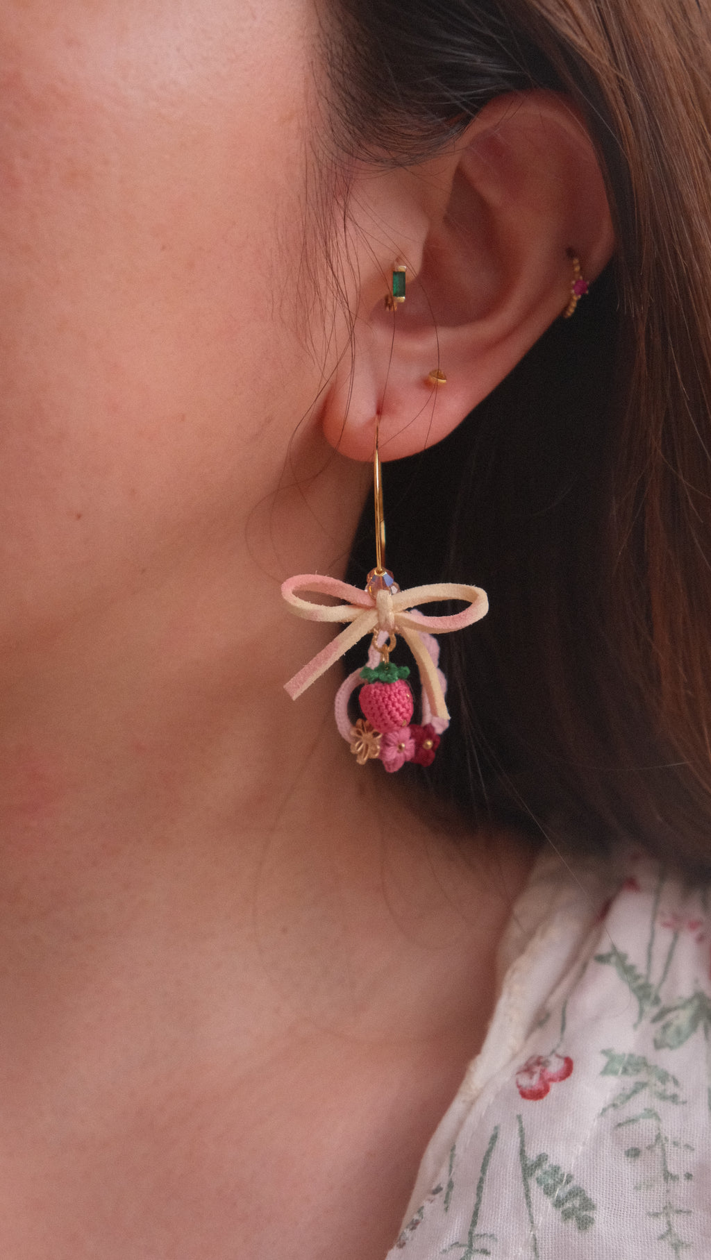 鈎織士多啤梨心型垂墜耳環・夏日甜美手作(耳針/耳夾可選) Handmade Crochet Strawberry Heart-Frame Dangle Earrings – Sweet Summer Design (Post or Clip-On)