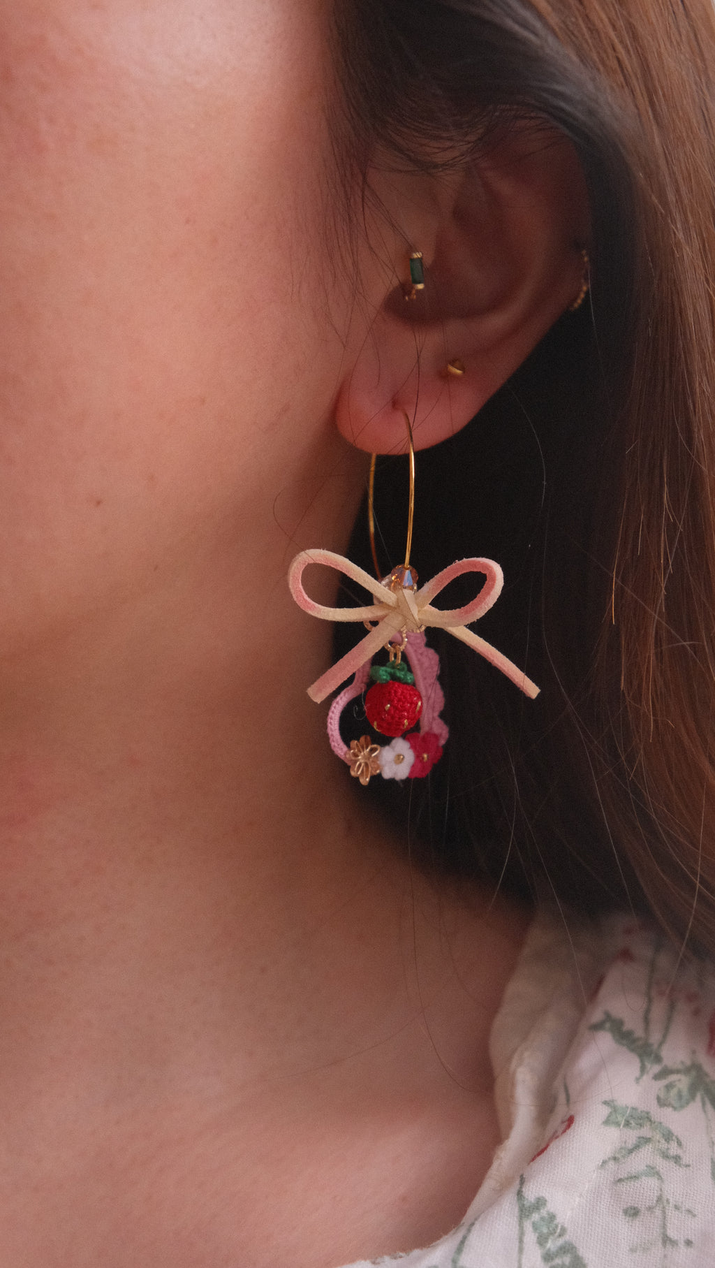鈎織士多啤梨心型垂墜耳環・夏日甜美手作(耳針/耳夾可選) Handmade Crochet Strawberry Heart-Frame Dangle Earrings – Sweet Summer Design (Post or Clip-On)