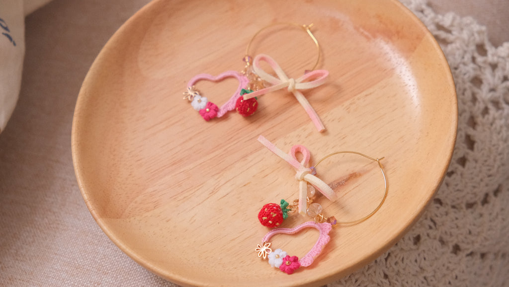 鈎織士多啤梨心型垂墜耳環・夏日甜美手作(耳針/耳夾可選) Handmade Crochet Strawberry Heart-Frame Dangle Earrings – Sweet Summer Design (Post or Clip-On)