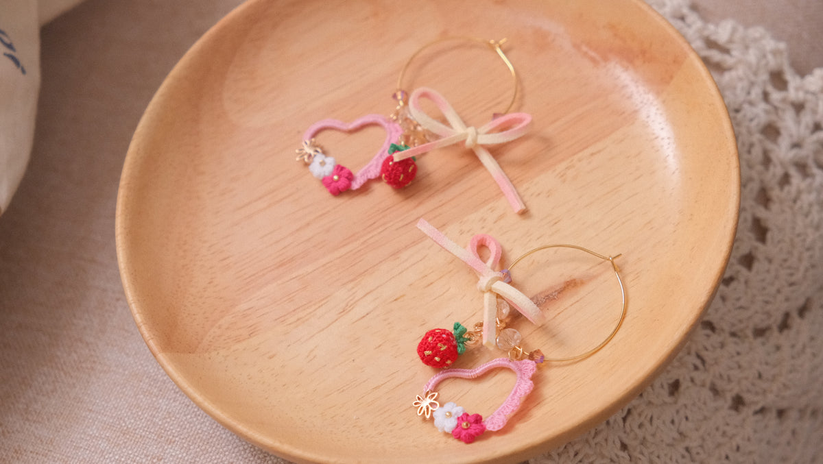 鈎織士多啤梨心型垂墜耳環・夏日甜美手作(耳針/耳夾可選) Handmade Crochet Strawberry Heart-Frame Dangle Earrings – Sweet Summer Design (Post or Clip-On)