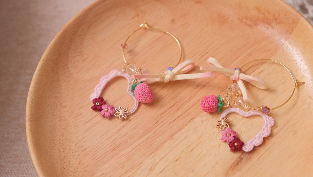 鈎織士多啤梨心型垂墜耳環・夏日甜美手作(耳針/耳夾可選) Handmade Crochet Strawberry Heart-Frame Dangle Earrings – Sweet Summer Design (Post or Clip-On)