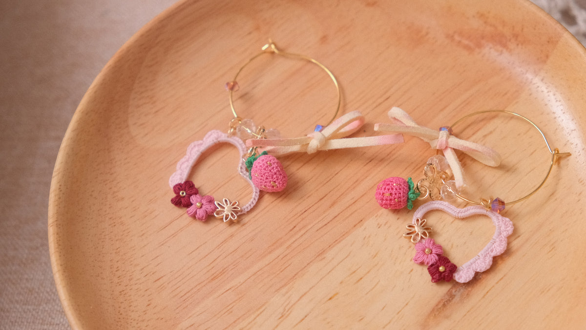 鈎織士多啤梨心型垂墜耳環・夏日甜美手作(耳針/耳夾可選) Handmade Crochet Strawberry Heart-Frame Dangle Earrings – Sweet Summer Design (Post or Clip-On)