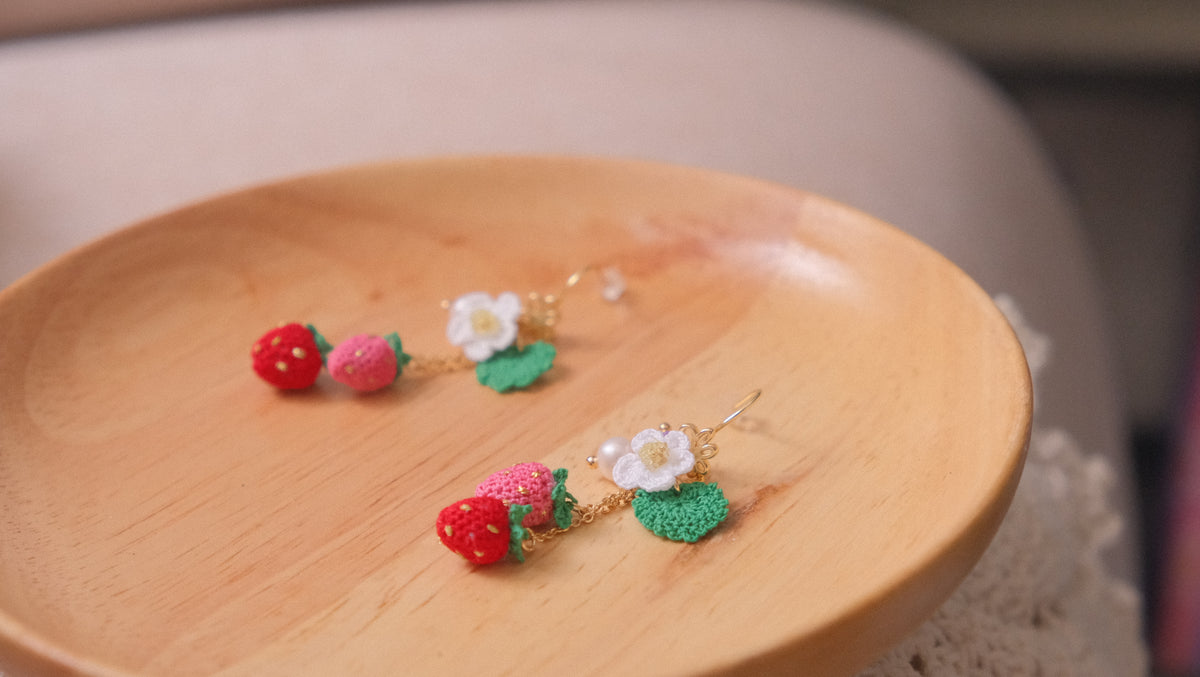 鈎織士多啤梨垂墜耳環・夏日甜美手作(耳針/耳夾可選) Handmade Crochet Strawberry Dangle Earrings – Sweet Summer Design (Post or Clip-On)