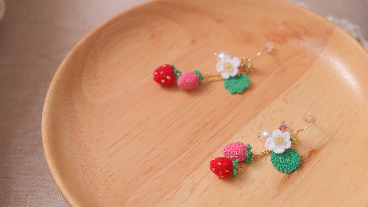 鈎織士多啤梨垂墜耳環・夏日甜美手作(耳針/耳夾可選) Handmade Crochet Strawberry Dangle Earrings – Sweet Summer Design (Post or Clip-On)