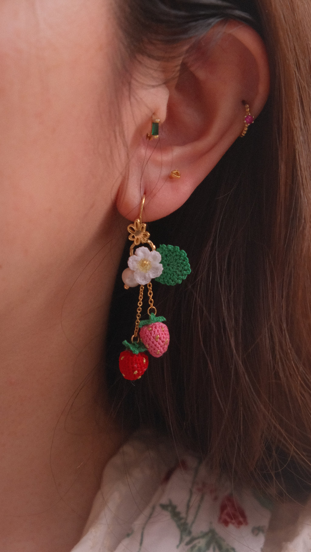 鈎織士多啤梨垂墜耳環・夏日甜美手作(耳針/耳夾可選) Handmade Crochet Strawberry Dangle Earrings – Sweet Summer Design (Post or Clip-On)