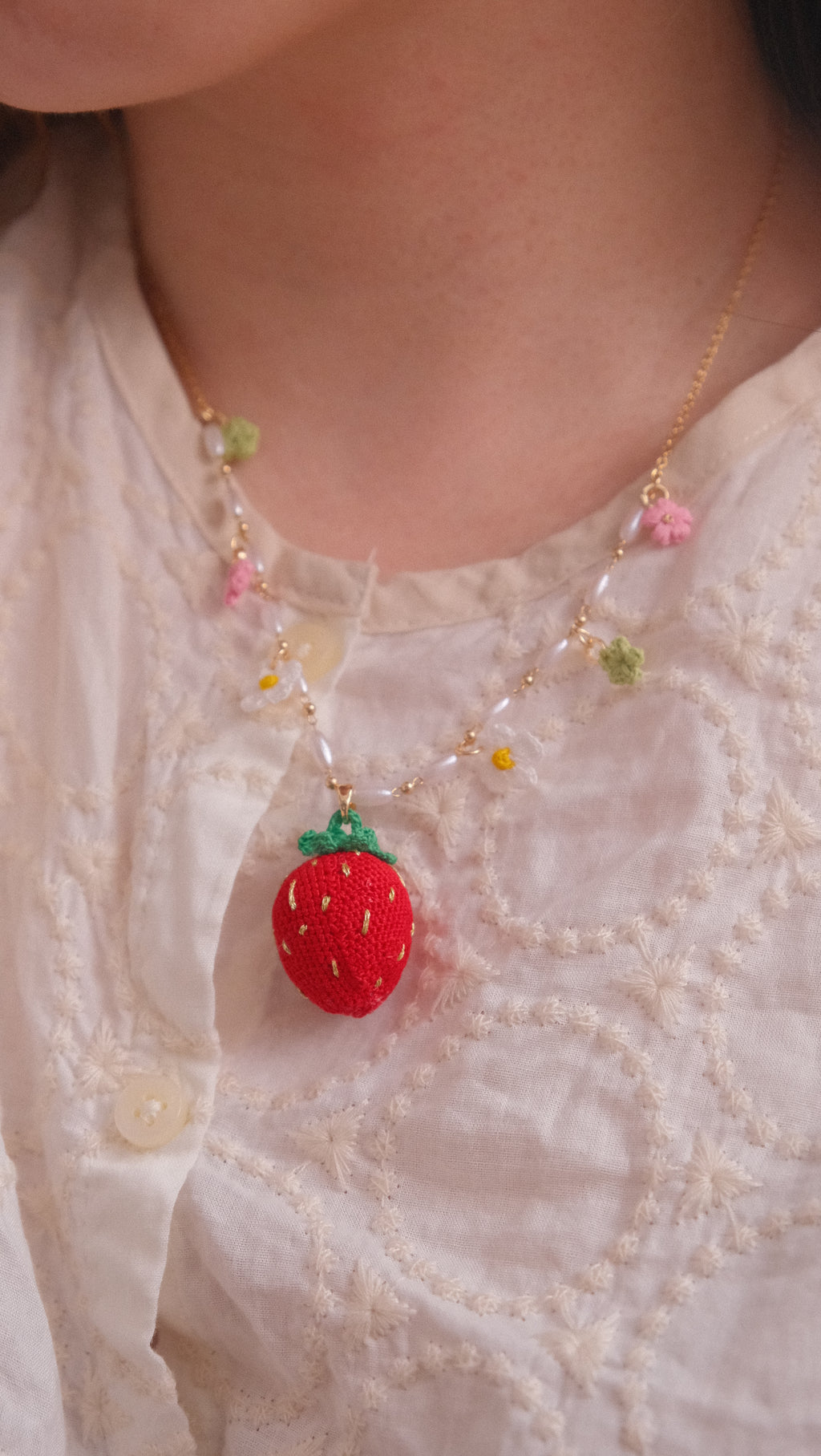 鈎織大士多啤梨白花頸鏈・清新甜美手作 Handmade Crochet Large Strawberry & Blossom Necklace – Natural Sweet Design
