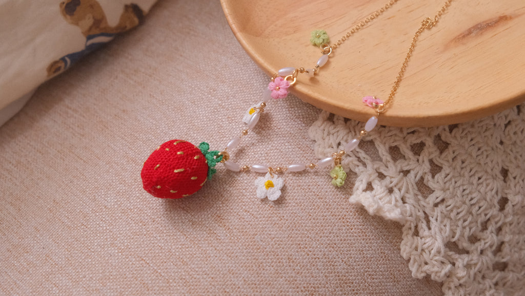 鈎織大士多啤梨白花頸鏈・清新甜美手作 Handmade Crochet Large Strawberry & Blossom Necklace – Natural Sweet Design