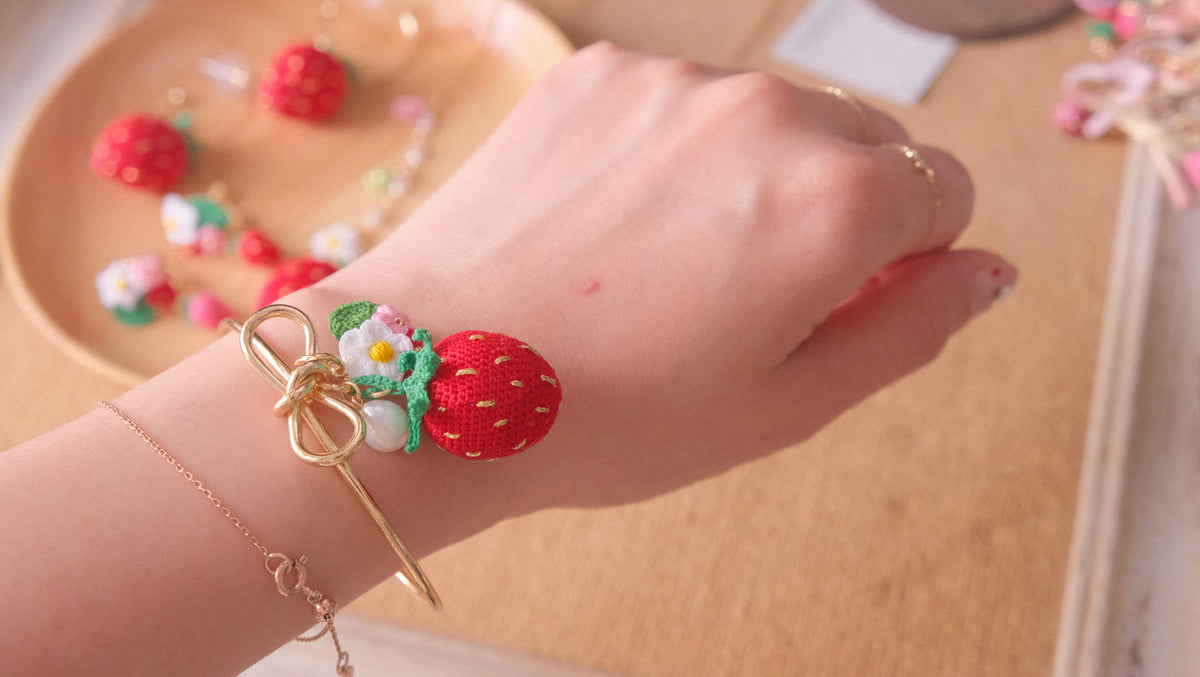 鈎織大士多啤梨白花手鐲・清新甜美手作 Handmade Crochet Large Strawberry & Blossom Bracelet – Natural Sweet Design