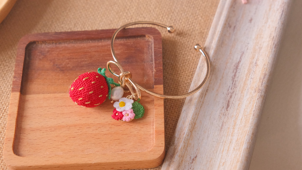 鈎織大士多啤梨白花手鐲・清新甜美手作 Handmade Crochet Large Strawberry & Blossom Bracelet – Natural Sweet Design
