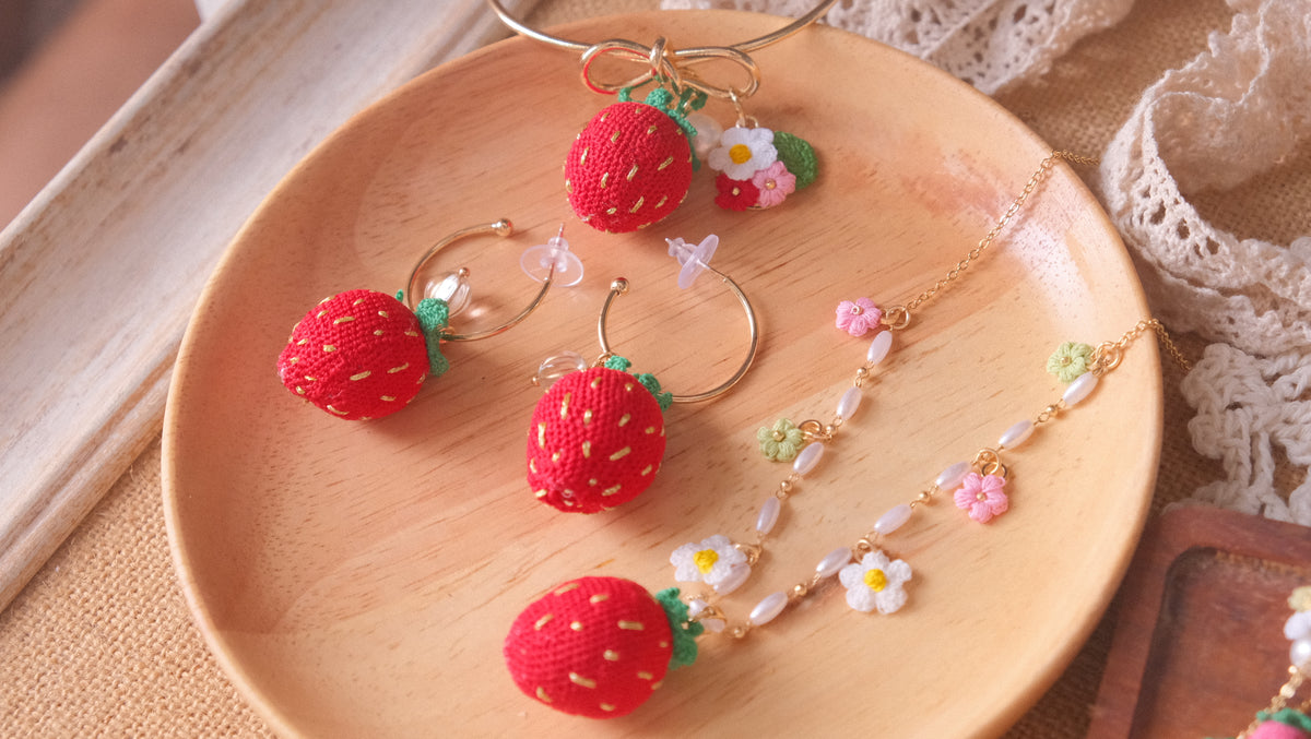 鈎織大士多啤梨白花手鐲・清新甜美手作 Handmade Crochet Large Strawberry & Blossom Bracelet – Natural Sweet Design