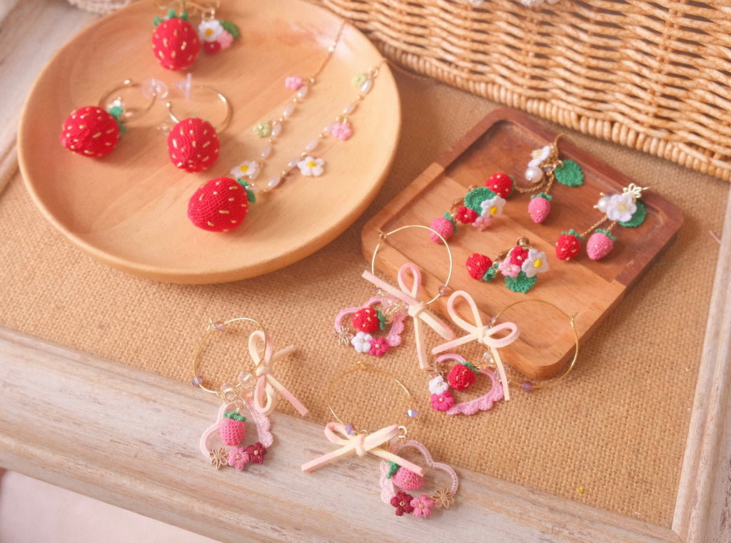 鈎織士多啤梨垂墜耳環・夏日甜美手作(耳針/耳夾可選) Handmade Crochet Strawberry Dangle Earrings – Sweet Summer Design (Post or Clip-On)