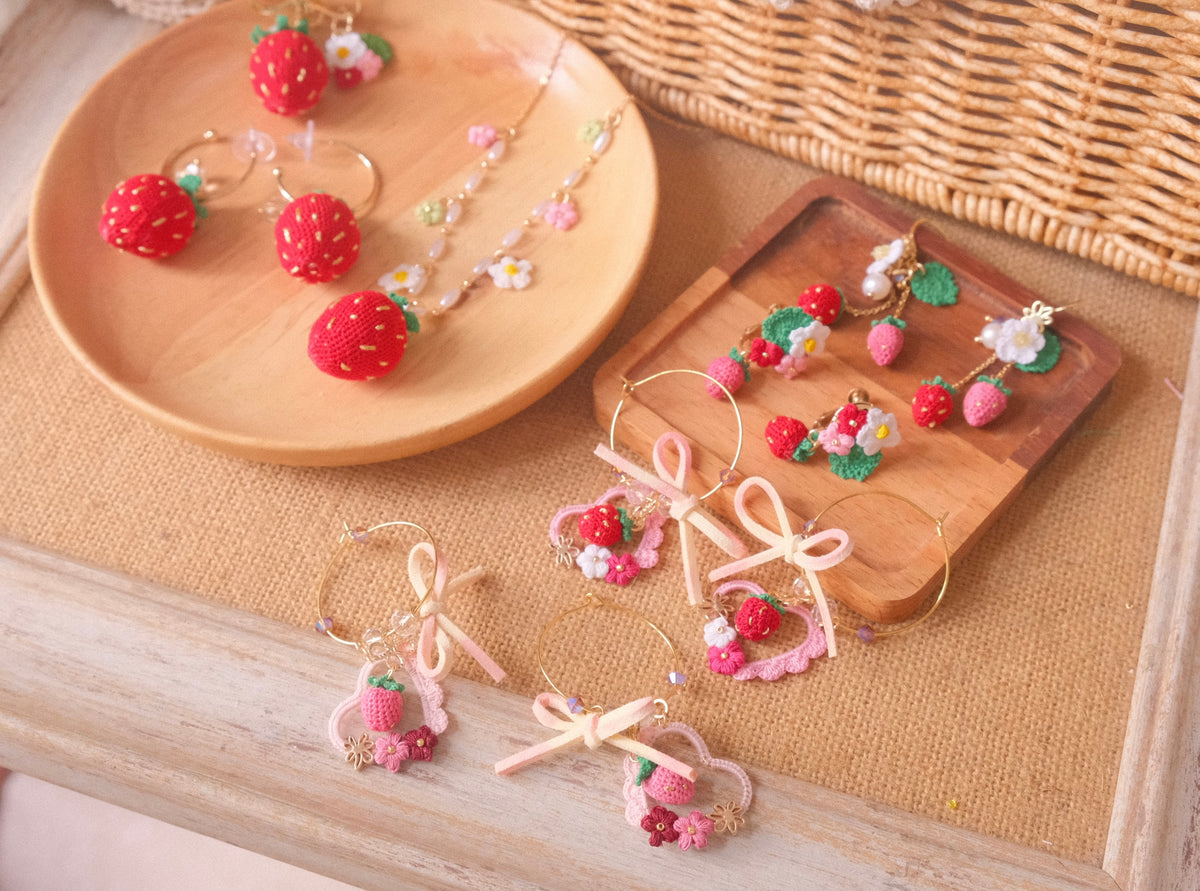鈎織士多啤梨垂墜耳環・夏日甜美手作(耳針/耳夾可選) Handmade Crochet Strawberry Dangle Earrings – Sweet Summer Design (Post or Clip-On)