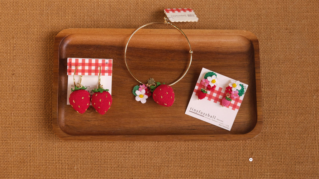 鈎織大士多啤梨耳環・夏日甜美手作(耳針/耳夾可選) Handmade Crochet Large Strawberry Earrings – Sweet Summer Design (Post or Clip-On)