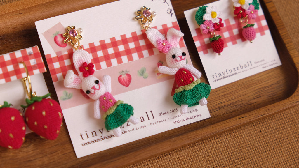 鈎織士多啤梨花邊小裙小兔耳環・甜美立體手作(耳針/耳夾可選) Handmade Crochet Strawberry Scalloped Dress Bunny Earrings – Sweet Dimensional Design (Post or Clip-On)