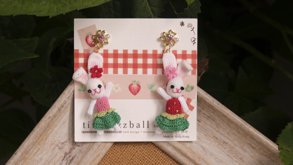 鈎織士多啤梨花邊小裙小兔耳環・甜美立體手作(耳針/耳夾可選) Handmade Crochet Strawberry Scalloped Dress Bunny Earrings – Sweet Dimensional Design (Post or Clip-On)