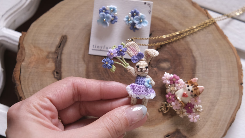 鈎織棒花小兔頸鏈 Handmade Crochet Bunny Holding Flower Necklace – Dimensional Cute Pendant