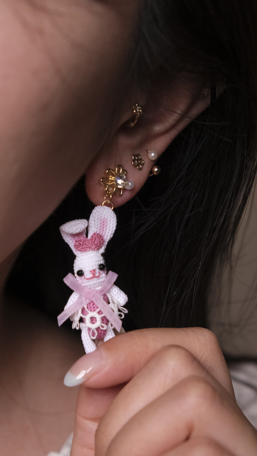 鈎織蕾絲小裙愛心小兔耳環・甜美立體手作(耳針/耳夾可選) Handmade Crochet Lace Dress Bunny with Heart Earrings – Sweet Dimensional Design (Post or Clip-On)