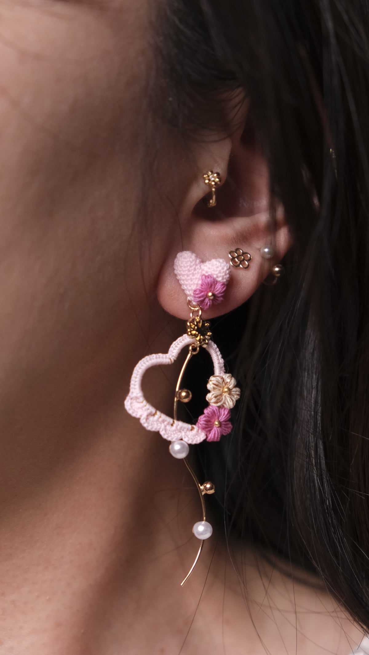 鈎織蕾絲小裙愛心小兔耳環・甜美立體手作(耳針/耳夾可選) Handmade Crochet Lace Dress Bunny with Heart Earrings – Sweet Dimensional Design (Post or Clip-On)