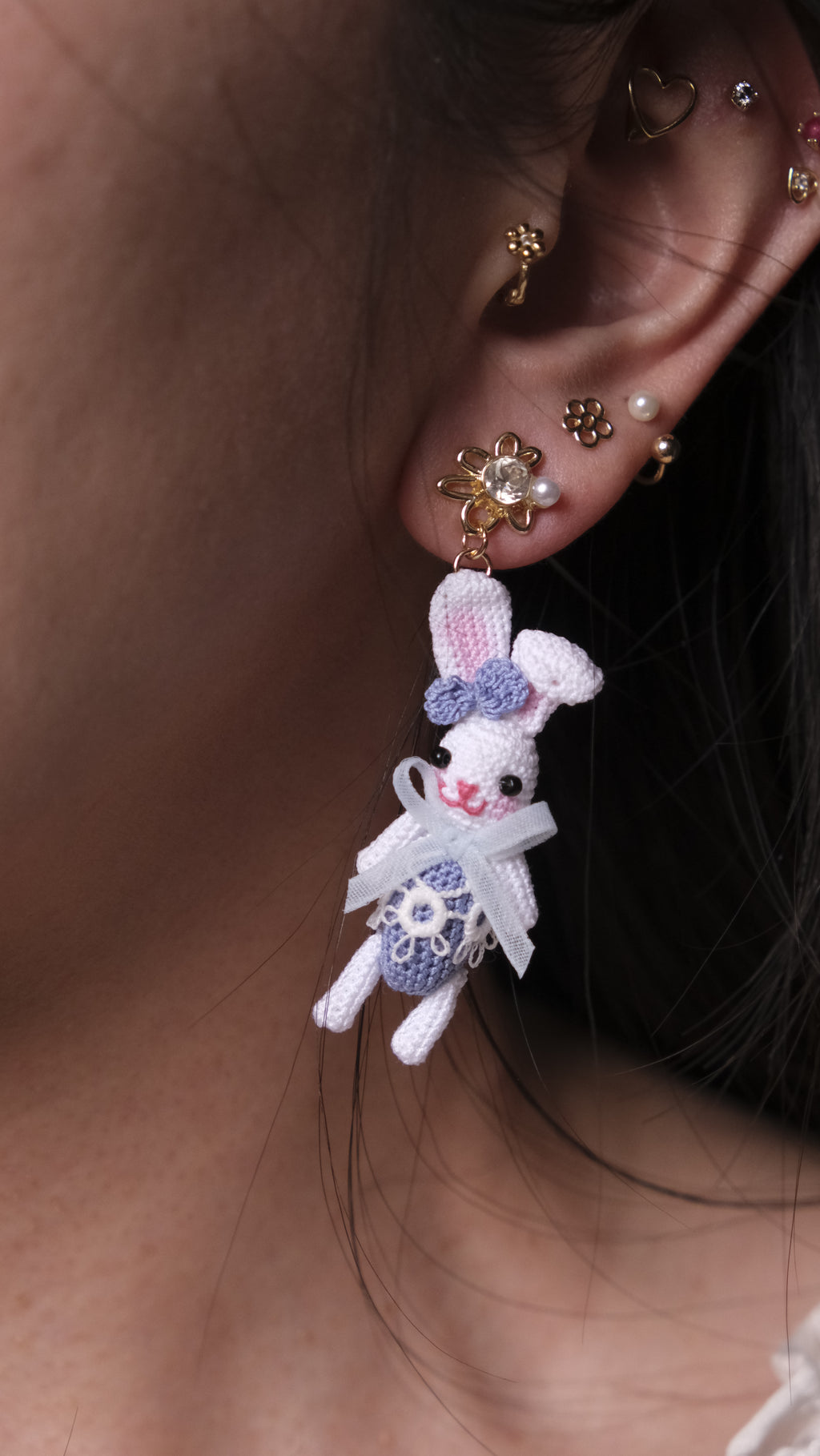 鈎織蕾絲小裙愛心小兔耳環・甜美立體手作(耳針/耳夾可選) Handmade Crochet Lace Dress Bunny with Heart Earrings – Sweet Dimensional Design (Post or Clip-On)