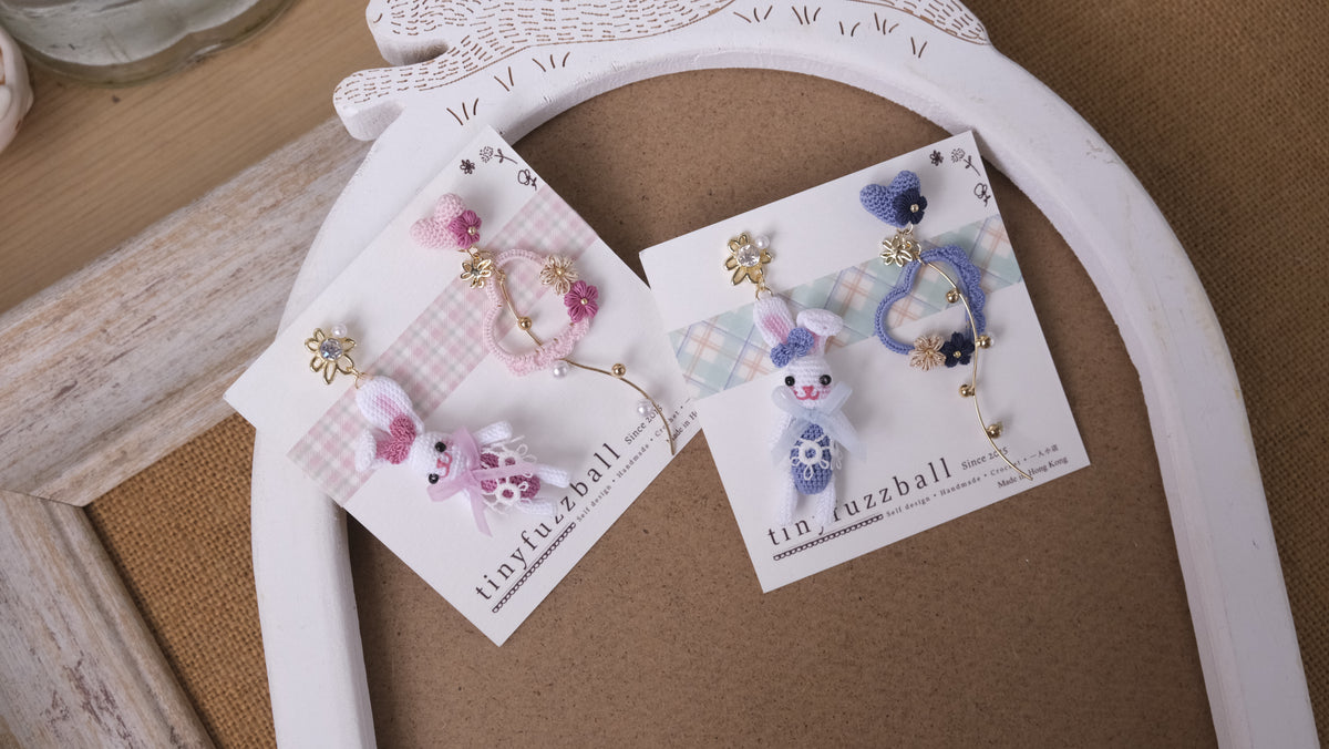 鈎織蕾絲小裙愛心小兔耳環・甜美立體手作(耳針/耳夾可選) Handmade Crochet Lace Dress Bunny with Heart Earrings – Sweet Dimensional Design (Post or Clip-On)