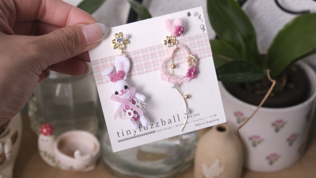 鈎織蕾絲小裙愛心小兔耳環・甜美立體手作(耳針/耳夾可選) Handmade Crochet Lace Dress Bunny with Heart Earrings – Sweet Dimensional Design (Post or Clip-On)