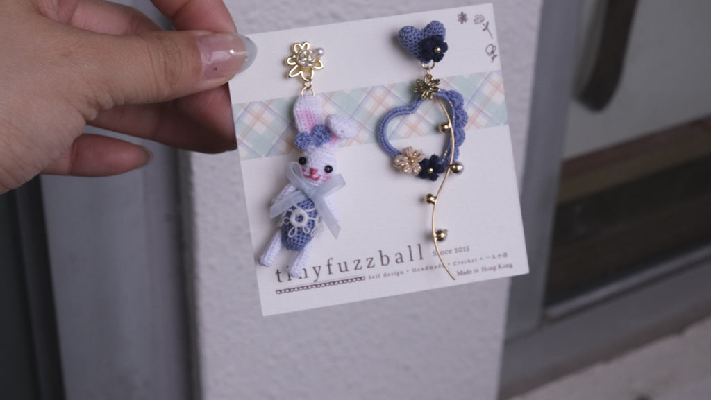 鈎織蕾絲小裙愛心小兔耳環・甜美立體手作(耳針/耳夾可選) Handmade Crochet Lace Dress Bunny with Heart Earrings – Sweet Dimensional Design (Post or Clip-On)