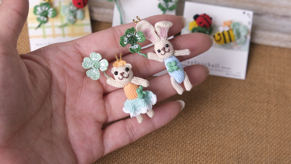 鈎織四葉草小兔頸鏈・幸運立體手作 Handmade Crochet Bunny Holding Clover Necklace – Dimensional Lucky Pendant
