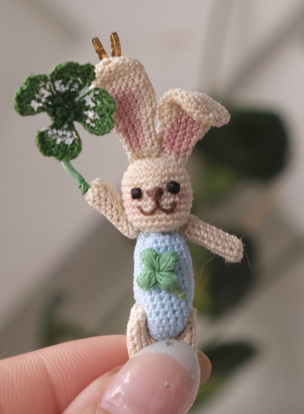 鈎織四葉草小兔頸鏈・幸運立體手作 Handmade Crochet Bunny Holding Clover Necklace – Dimensional Lucky Pendant