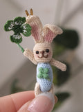 鈎織四葉草小兔頸鏈・幸運立體手作 Handmade Crochet Bunny Holding Clover Necklace – Dimensional Lucky Pendant