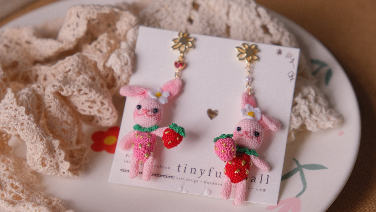 鈎織士多啤梨小兔耳環・夏日趣味手作(耳針/耳夾可選) Handmade Crochet Strawberry Bunny Earrings – Playful Summer Design (Post or Clip-On)