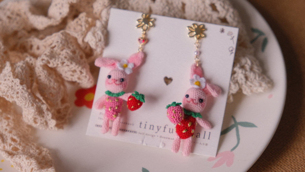 鈎織士多啤梨小兔耳環・夏日趣味手作(耳針/耳夾可選) Handmade Crochet Strawberry Bunny Earrings – Playful Summer Design (Post or Clip-On)
