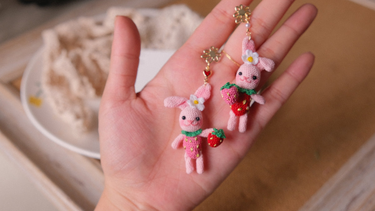 鈎織士多啤梨小兔耳環・夏日趣味手作(耳針/耳夾可選) Handmade Crochet Strawberry Bunny Earrings – Playful Summer Design (Post or Clip-On)
