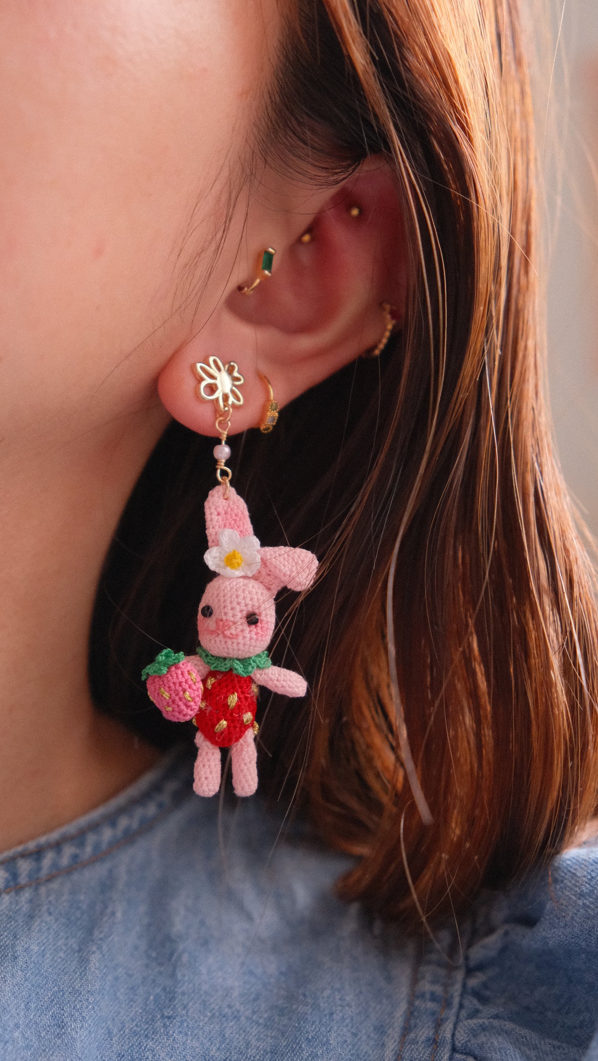 鈎織士多啤梨小兔耳環・夏日趣味手作(耳針/耳夾可選) Handmade Crochet Strawberry Bunny Earrings – Playful Summer Design (Post or Clip-On)