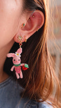 鈎織士多啤梨小兔耳環・夏日趣味手作(耳針/耳夾可選) Handmade Crochet Strawberry Bunny Earrings – Playful Summer Design (Post or Clip-On)